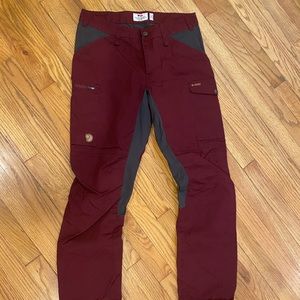 Fjallraven Kaipak Trousers Curved hiking pants
Color:Dark Garnet/Dark Grey